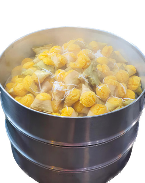 一张桌子上放着一锅食物的照片，桌子上放着一个装满食物的金属锅。图片下载