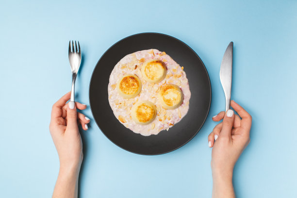 奶酪煎饼配酸奶，蓝色背景。手持器具。概念上的照片。食物的照片。图片下载