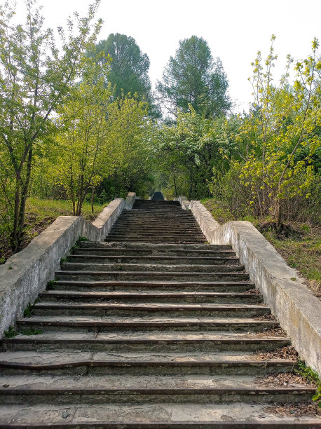 照片在公园的旧楼梯上图片下载
