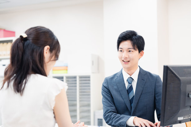 在柜台倾听顾客要求的男性工作人员图片下载