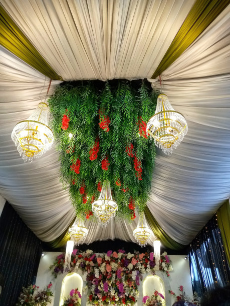用彩灯和鲜花装饰聚会场所图片下载
