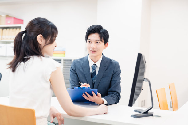 在柜台倾听顾客要求的男性工作人员图片下载