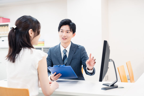 在柜台倾听顾客要求的男性工作人员图片下载