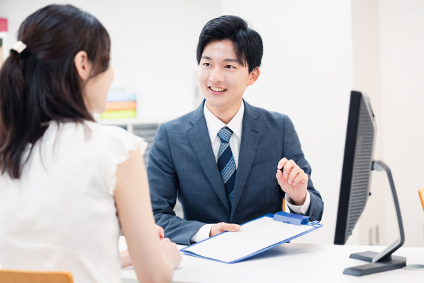 在柜台倾听顾客要求的男性工作人员图片下载