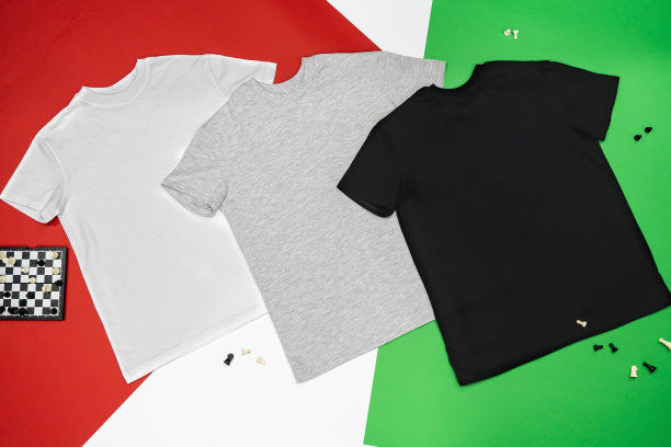 三件t恤(黑、白、灰)的特写，以红、绿为底色。图片下载