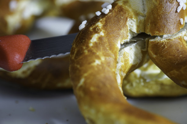 新鲜的椒盐脆饼配上盐和黄油图片下载