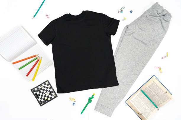 棉质校服和运动衫，裤子和t恤图片下载