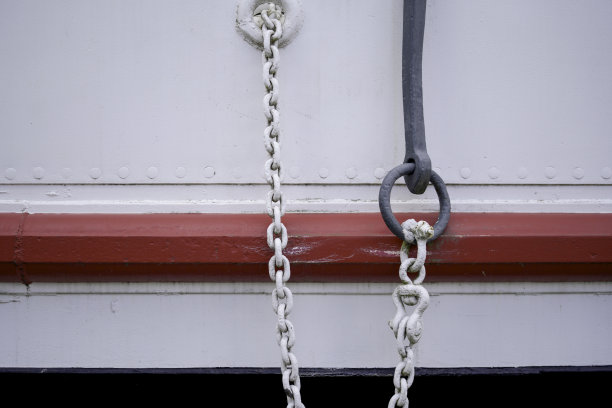 锚和锚链在港口内钓鱼图片下载