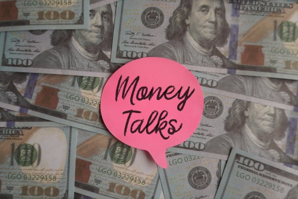 在一堆钱的上面谈钱。图片下载