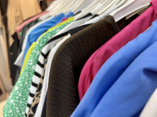 女人的衣服和五颜六色的女衬衫，女人的衣服。图片下载