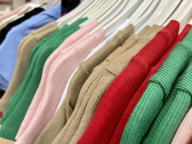 妇女的服装和五颜六色的女衬衫图片下载