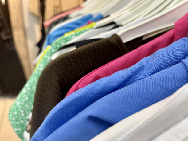 女人的衣服和五颜六色的女衬衫，女人的衣服。图片下载