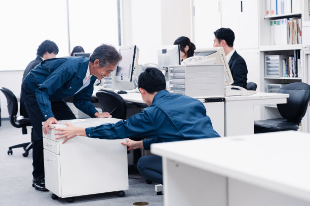 搬运办公家具的工作人员图片下载