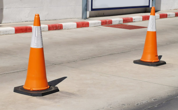 混凝土地板上的橙色塑料交通锥图片下载