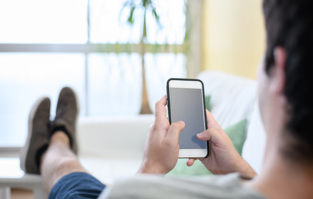 年轻的成年男子在手机上打字图片下载