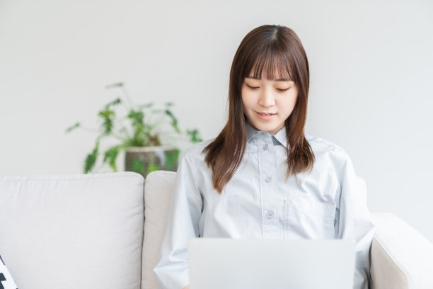 年轻的亚洲女性正在使用笔记本电脑图片下载