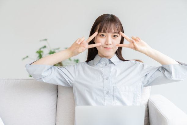 年轻的亚洲女性正在使用笔记本电脑图片下载