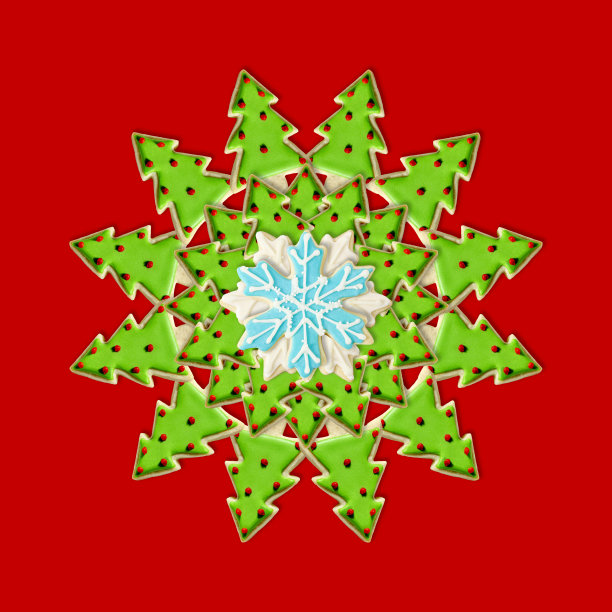 圣诞树和雪花:用节日装饰的冰镇圣诞饼干制作的圣诞花环图片下载