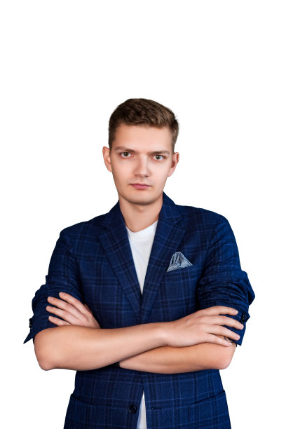 一个穿着蓝色休闲西装的骄傲的年轻商人的肖像，双臂交叉，孤立在空旷的背景中，看着相机。成功，领导力，自信，创业理念。复制广告文本空间，模拟图片下载