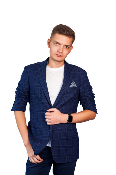 严肃时尚的年轻商人穿着蓝色休闲西装，在空旷的背景下摆出孤立的姿势，自信地看着镜头。成功，领导力，自信，创业理念。复制广告文本空间，模型图片下载