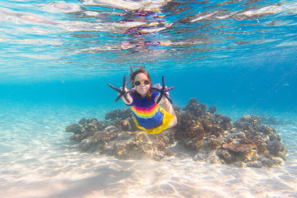 孩子浮潜。孩子们在水下。海滩和大海。图片下载