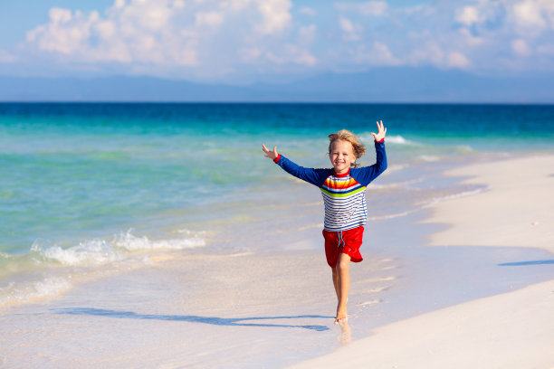 孩子们在沙滩上玩耍。孩子们在海上玩耍。图片下载