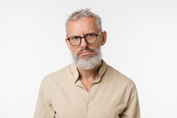 特写疲惫悲伤生病无聊的高加索成熟中年男子想睡觉，感觉消极情绪，抑郁情绪倦怠孤立在白色背景图片下载