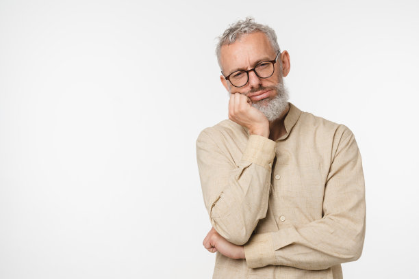 累了难过了病了烦了白种人中年成熟男人想睡觉，感觉消极情绪，牙痛抑郁情绪倦怠孤立在白种人的背景下图片下载