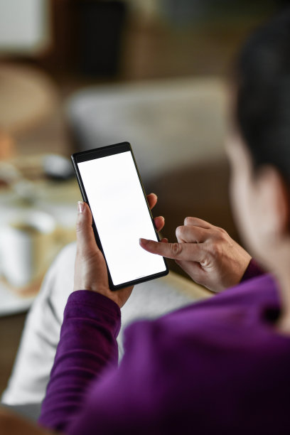 女性决定通过智能手机订餐的后视图图片下载