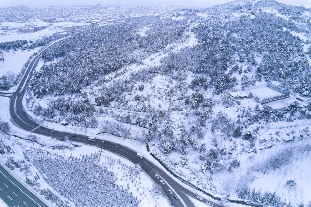 冬季伊斯坦布尔的一条高速公路图片下载