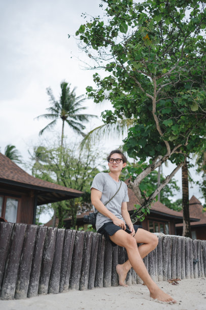 在泰国甲米省普吉岛，带着数码单反相机的亚洲网红正在寻找社交媒体内容图片下载