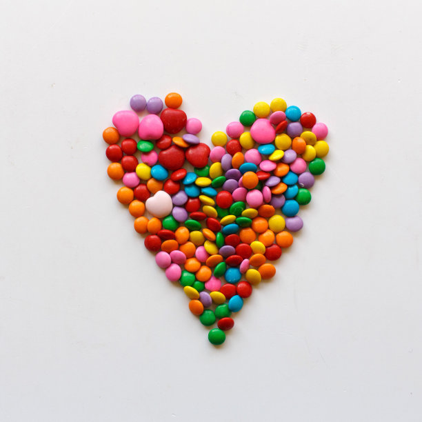 五颜六色的糖果排列成心形图片下载