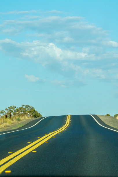 在加州120号公路上开车去约塞米蒂图片下载