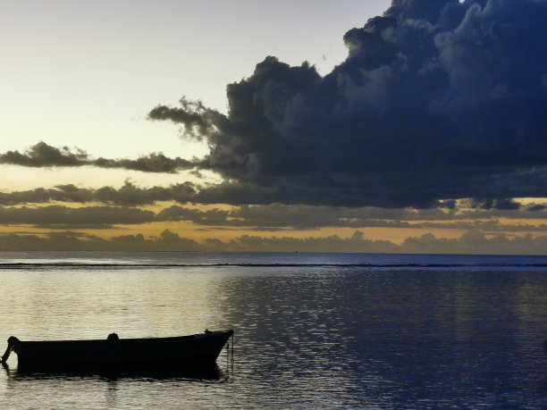 夕阳中的小船图片下载