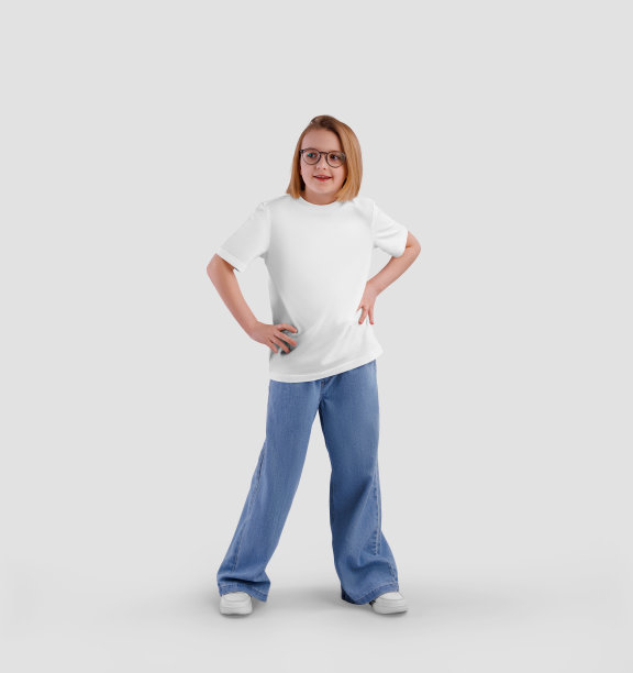 白色t恤的模型，微笑的女孩穿着牛仔裤，双手放在腰上，空白的衬衫，孤立的背景，正面视图。图片下载
