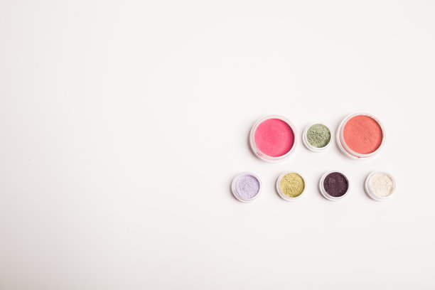 许多彩色的天然矿物眼影孤立在白色背景与复制空间和空白的文字空间图片下载