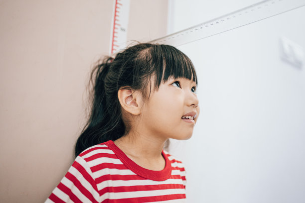 女孩测量身高图片下载