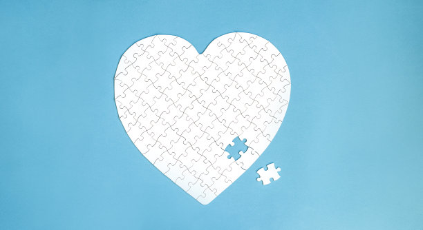 白色的心形拼图图片下载