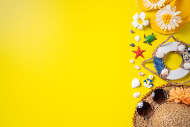 夏季海滩的设计概念与贝壳，帽子，拖鞋在黄色的背景。图片下载