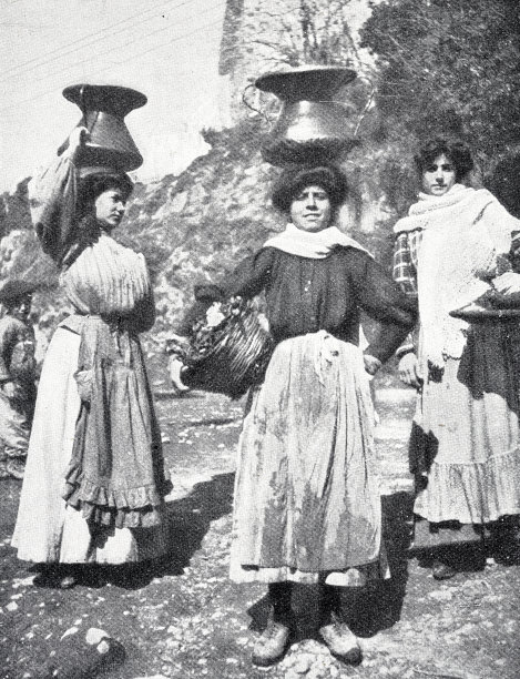 站在户外的阿尔巴尼亚女挑水者图片下载