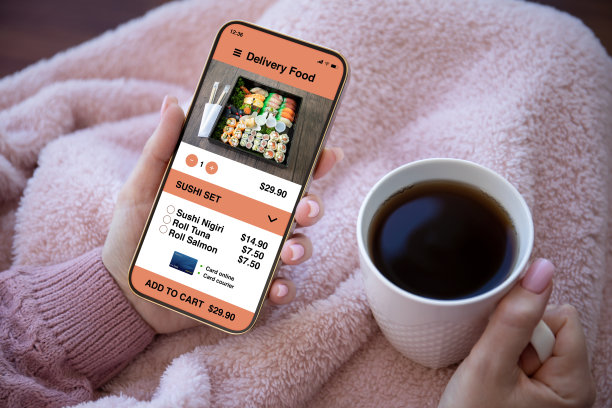 女人手持手机，屏幕显示食品配送App图片下载
