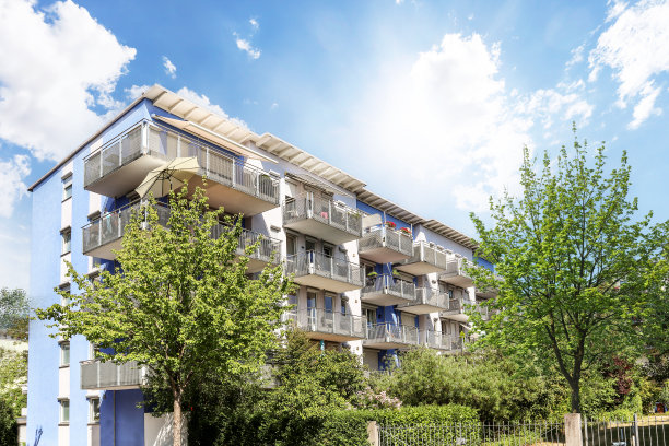 居住区有生态可持续的绿色住宅建筑，低能耗住宅带公寓和绿色庭院图片下载