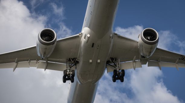 一架客机在波士顿降落前在空中飞行图片下载