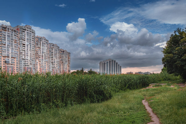 多户型高层漂亮的住宅楼。图片下载