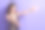 照片中可爱甜美的女子身着亮片整体抱臂空空孤立的紫罗兰色背景图片下载