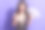 照片中的可爱兴奋的女士穿亮片整体上升的钱迷赢得赌场孤立的紫色背景图片下载