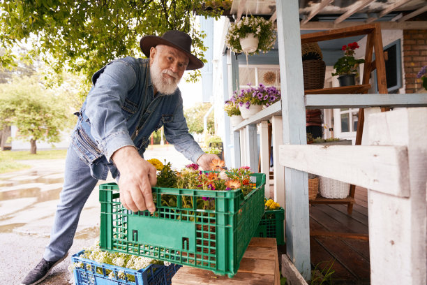 年老男花商接受新的鲜花供应图片下载