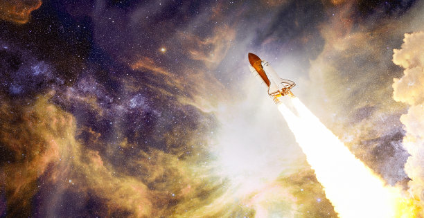 航天飞机在云端发射到外太空。黑暗的空间，背景上有星星。宇宙飞船飞行。图片元素由美国宇航局提供图片下载