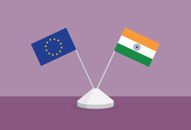 桌上放着欧洲和印度国旗图片下载
