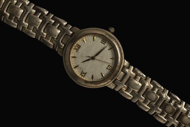 黑色背景上的金色时钟-罗马数字图片下载